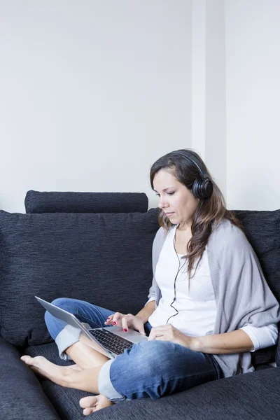 Girl with headphones — Stock Photo, Image