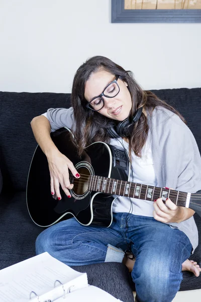 Jovem mulher tocando guitarra — Fotografia de Stock