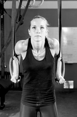 halka genç kadın egzersiz - crossfit workou daldırma daldırma