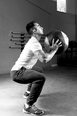 Top yapan erkek egzersiz - crossfit workou çarparak