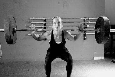 kadın bir halter oturumunda - crossfit workou