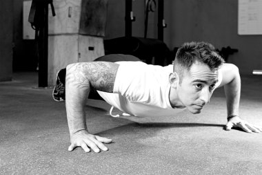 genç adam itmek - crossfit workou yapma