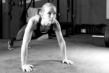 genç kadın itmek - crossfit workou yapma
