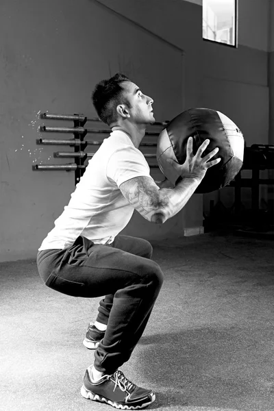 Man doing ball slams exercise - crossfit workou — Stock Photo, Image