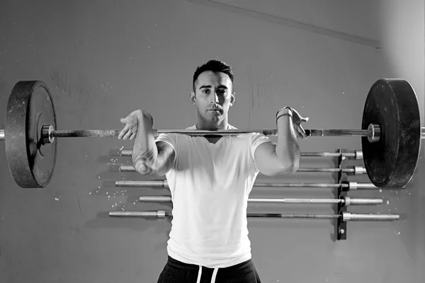 Adam bir halter oturumunda - crossfit workou — Stok fotoğraf