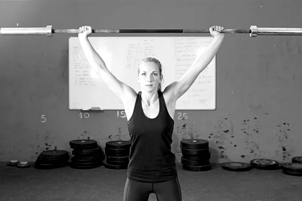 Kadının yapması egzersizleri - crossfit egzersiz kaldırma bar — Stok fotoğraf