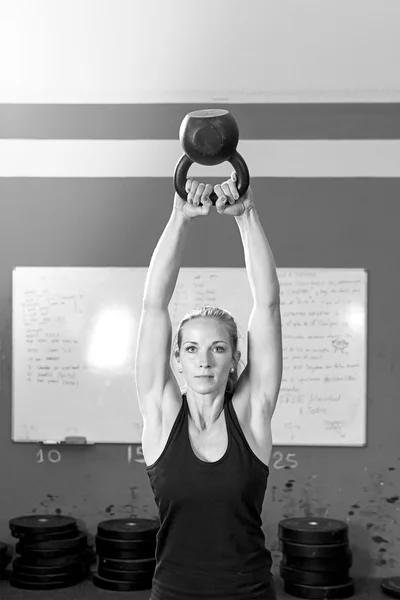 Женщина упражняется с гиревой гирей - кроссфит workou — стоковое фото