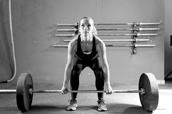 Jovem mulher em uma sessão de levantamento de peso - crossfit workou — Fotografia de Stock