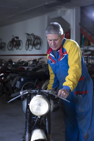 Man die in handel een motorfiets — Stockfoto