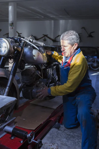 Hombre colocando una motocicleta —  Fotos de Stock