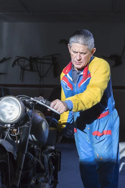 Hombre empujando una moto —  Fotos de Stock