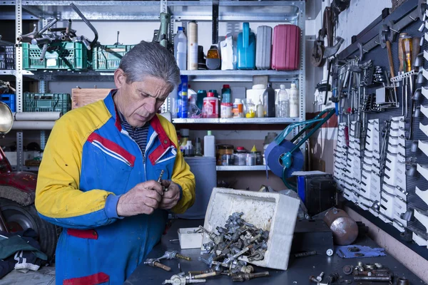 Mechanic at his worksho — Stock Photo, Image