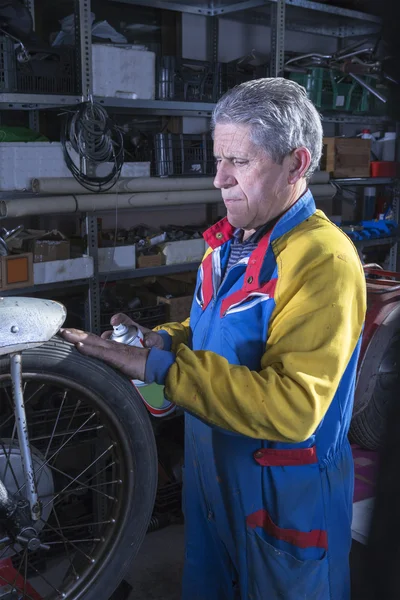 Reiniging van het wiel motorfiets monteur — Stockfoto