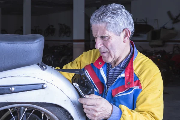 Mekaniker är att justera en motorcykel plat — Stockfoto