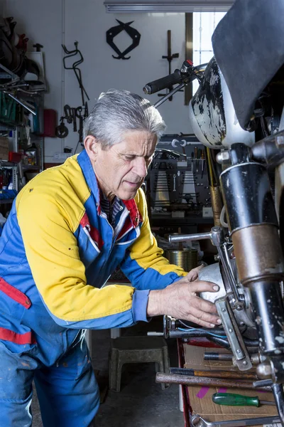 Mecânico de reparação de uma motocicleta engin — Fotografia de Stock