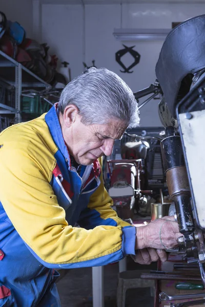 Mechanic herstellen een motor voetensteun — Stockfoto