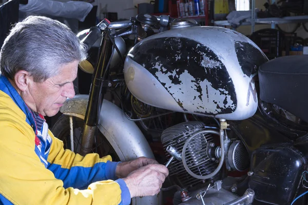 Mechanic repairing a motorcycle engin — Stock Photo, Image