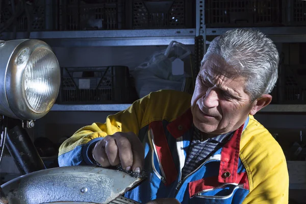 Mechanic sanding a mudguar — Stock Photo, Image