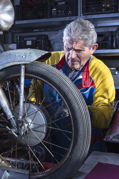 Schuren de motorfiets monteur wiel spaken — Stockfoto