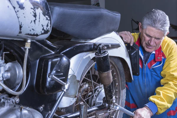 Mechanik zaostrzenie absorbują motocykl — Zdjęcie stockowe