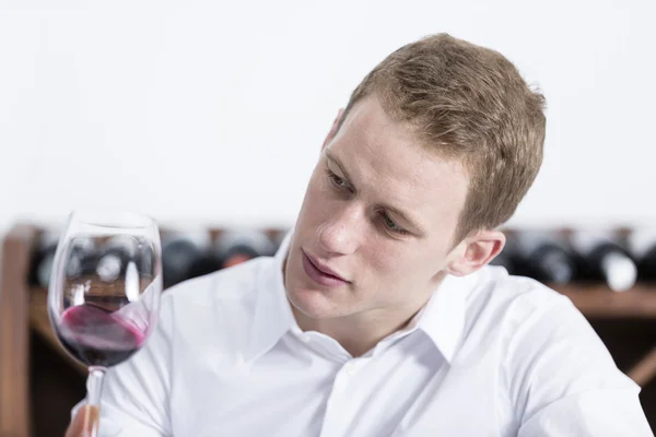 Mann schüttelt ein rotes Glas Wein — Stockfoto