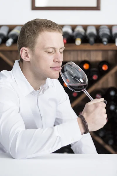 Homem cheirando um vinho tinto — Fotografia de Stock