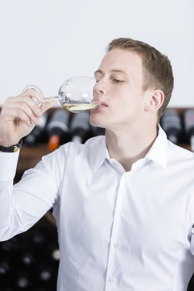 Mann probiert ein Glas Weißwein — Stockfoto