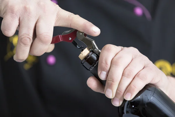 Das Entkorken einer Flasche Wein einleiten — Stockfoto