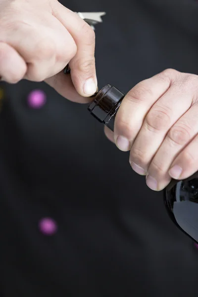 Uncorking a bottle of red win — Stock Photo, Image