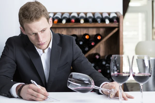 Wijnmaker onderzoeken een wijn glas — Stockfoto