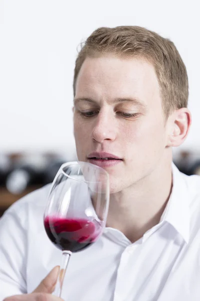 Młody człowiek drżenie czerwone wino glas — Zdjęcie stockowe