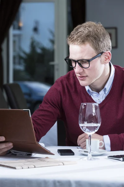 Hombre de negocios comprobando el bil —  Fotos de Stock