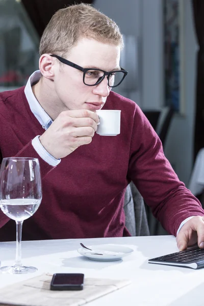 Geschäftsmann trinkt Coff — Stockfoto