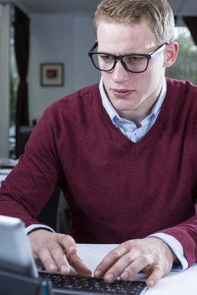 Geschäftsmann tippt mit Tastatur ein — Stockfoto