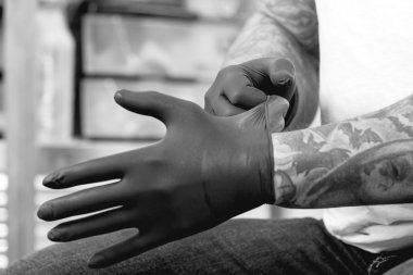 lateks eldiven ile dövme sanatçısı