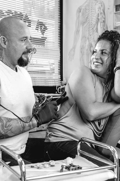 Tattoo artist and custome — Stock Photo, Image