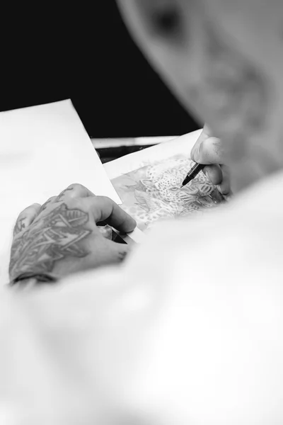 Tattoo artist drawin — Stock Photo, Image