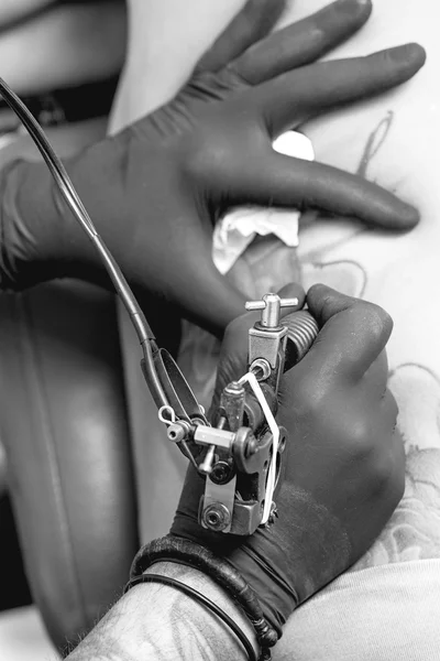 Tattoo artist workin — Stock Photo, Image