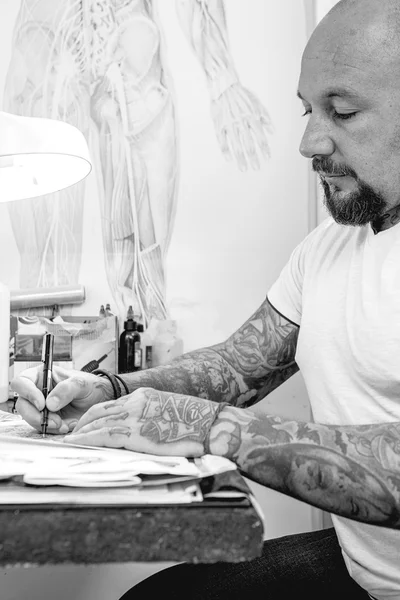 Joven artista del tatuaje drawin — Foto de Stock