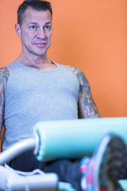 adam bacak uzatma - egzersiz rutin yapmak