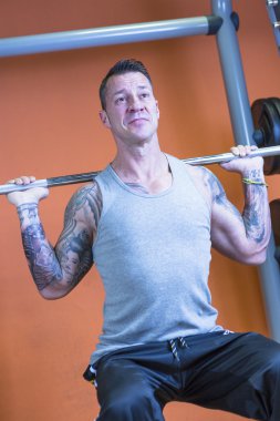 genç adam egzersiz rutin halter bodur - yapma