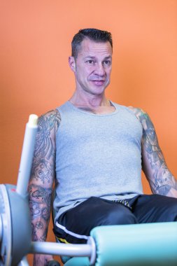 genç adam bacak uzatma - egzersiz rutin yapmak