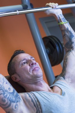 genç adam askeri basın - egzersiz rutin yapmak