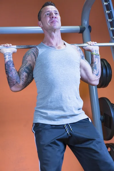 Homem fazendo agachamento barbell - rotina de treino — Fotografia de Stock