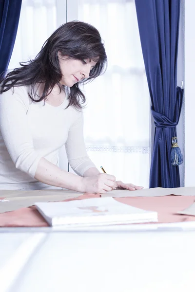 Dressmaker drawing a patter — Stock Photo, Image