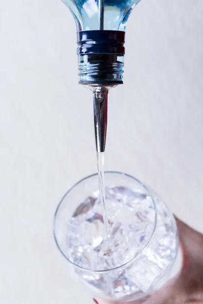 Gin toe te voegen aan een glas — Stockfoto