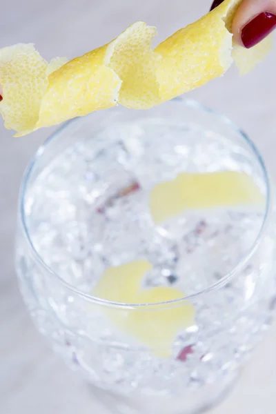 Decorar un gin tonic glas —  Fotos de Stock