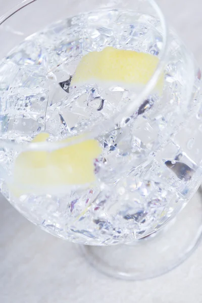 Gin tonic koktajl balon glas — Zdjęcie stockowe