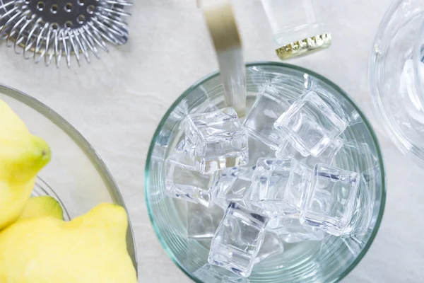 Gin Tonic Cocktailzubereitung — Stockfoto