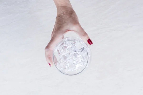 bir balon glas tutan el